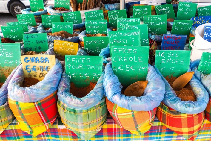 sortiment-auswahl-an-gewuerzen-korb-am-marktstand-von-guadeloupe-istock_000071808601_large-2