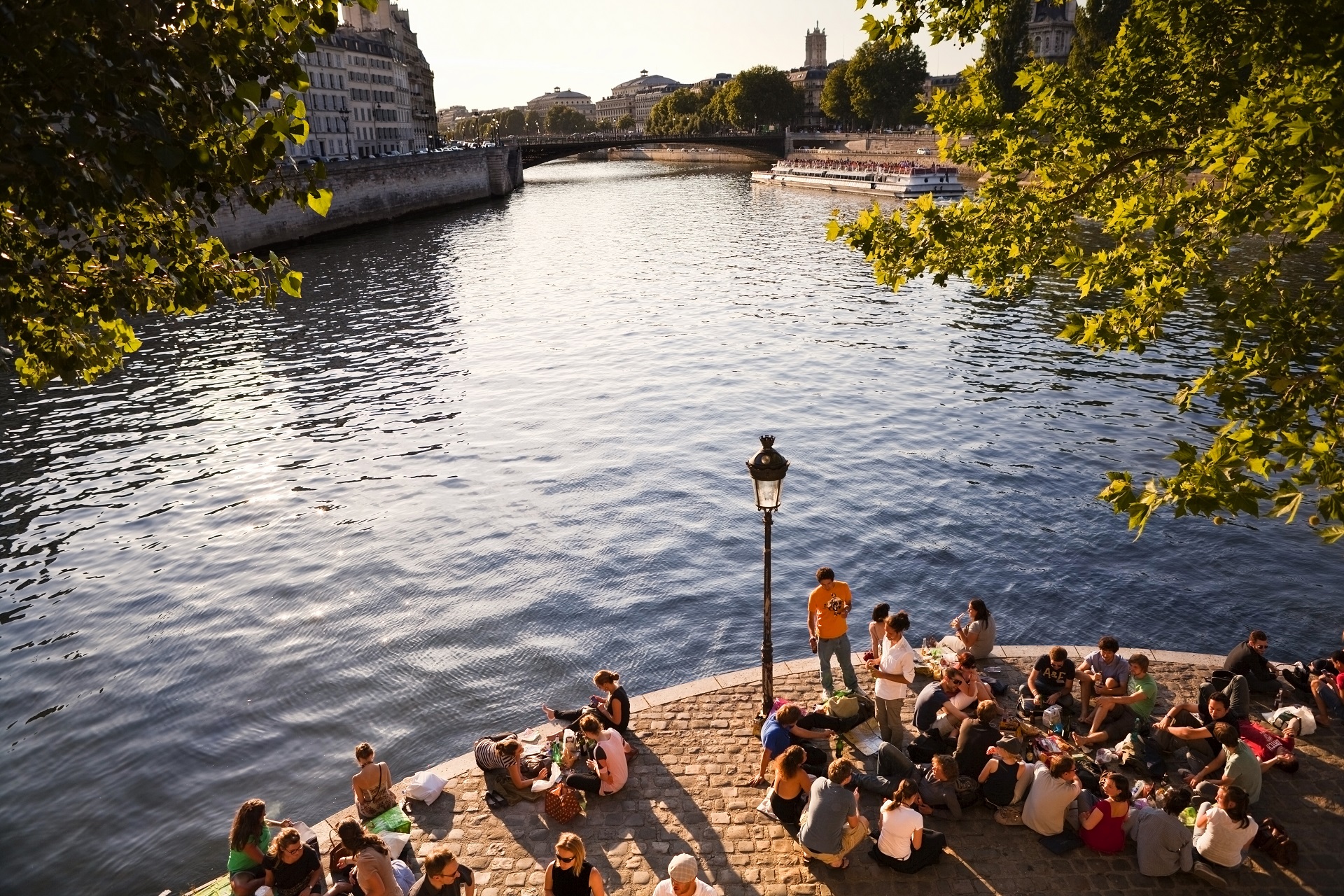 Städtereisen für Singles, Paris, Picknick an der Seine, Lovoo Städtereisen für Singles, Paris, Picknick an der Seine, Lovoo