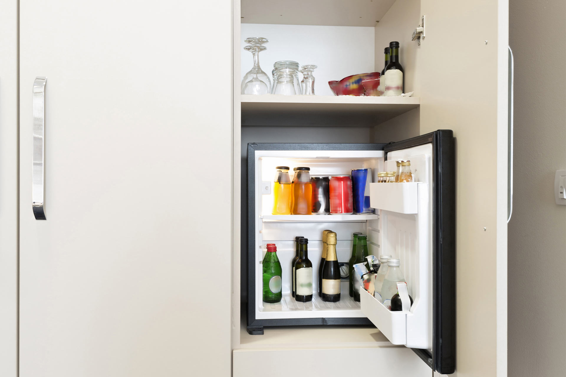 Was ist eine Minibar? Alle Infos zum Minikühlschrank im Hotel