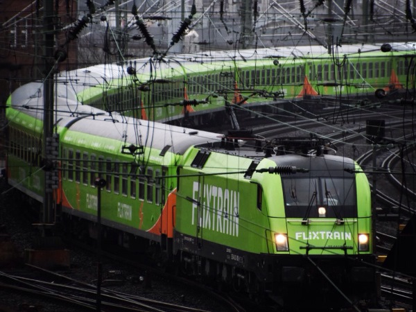FlixTrain auf Bahngleisen