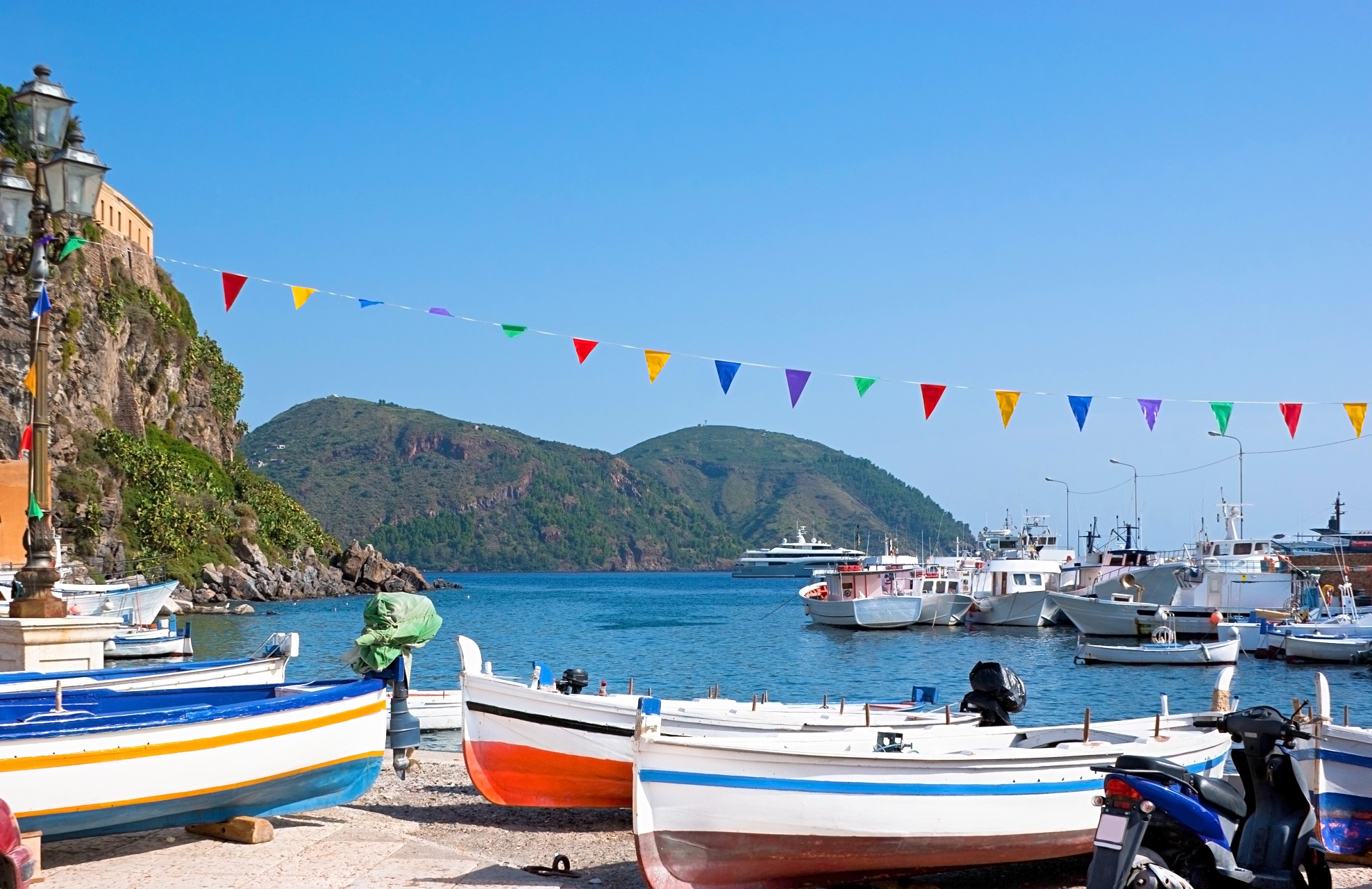 Der Hafen von Lipari besticht durch sein blaues Wasser und die bunten Boote, die am Strand liegen.