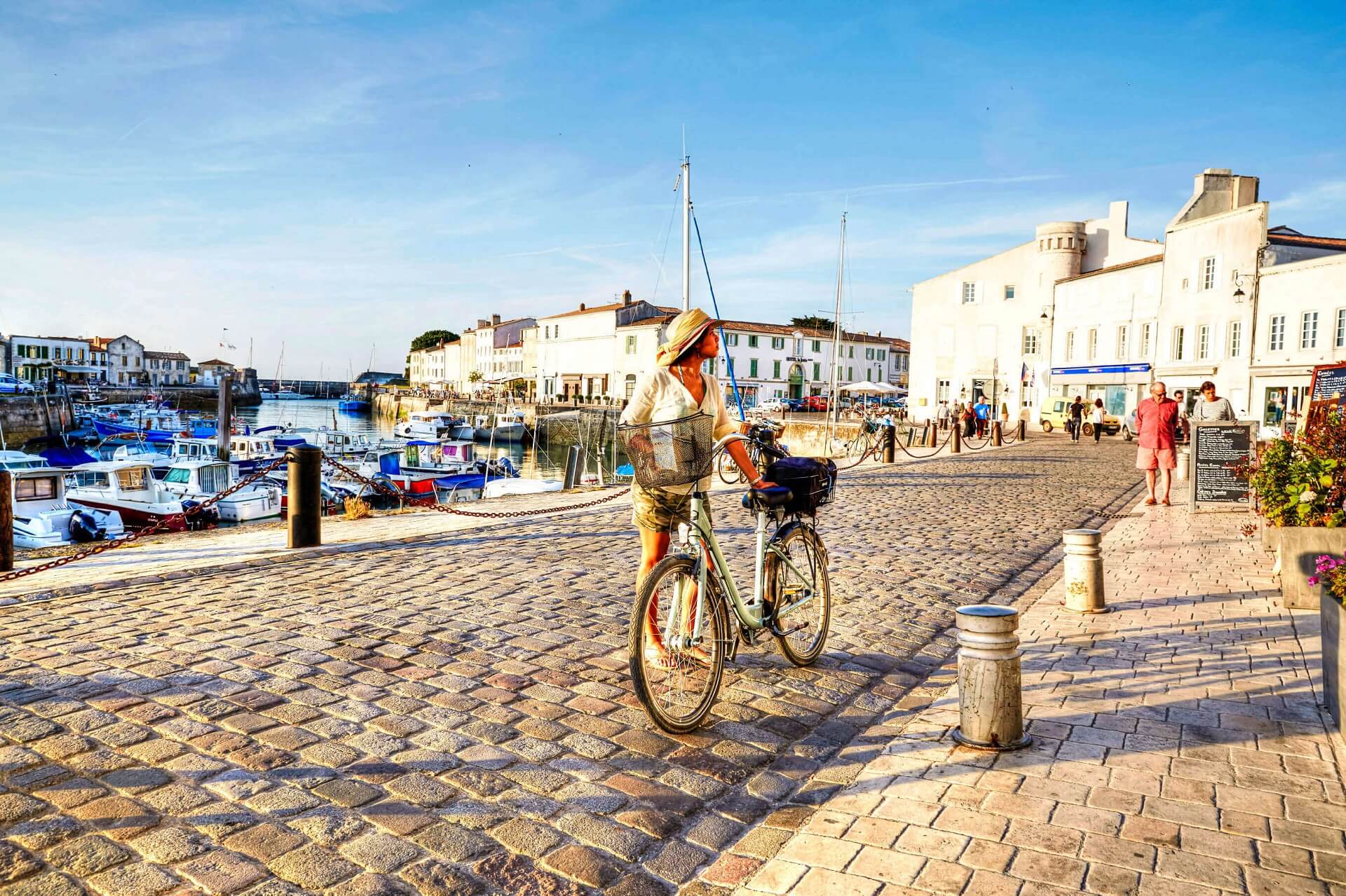 Frau Radfahren auf den Hafen im St Martin De Re Frankreich