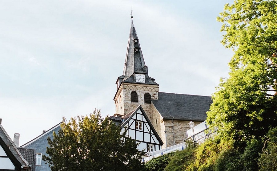 Der im 13. Jahrhundert erbaute Kirchturm in Kettwig