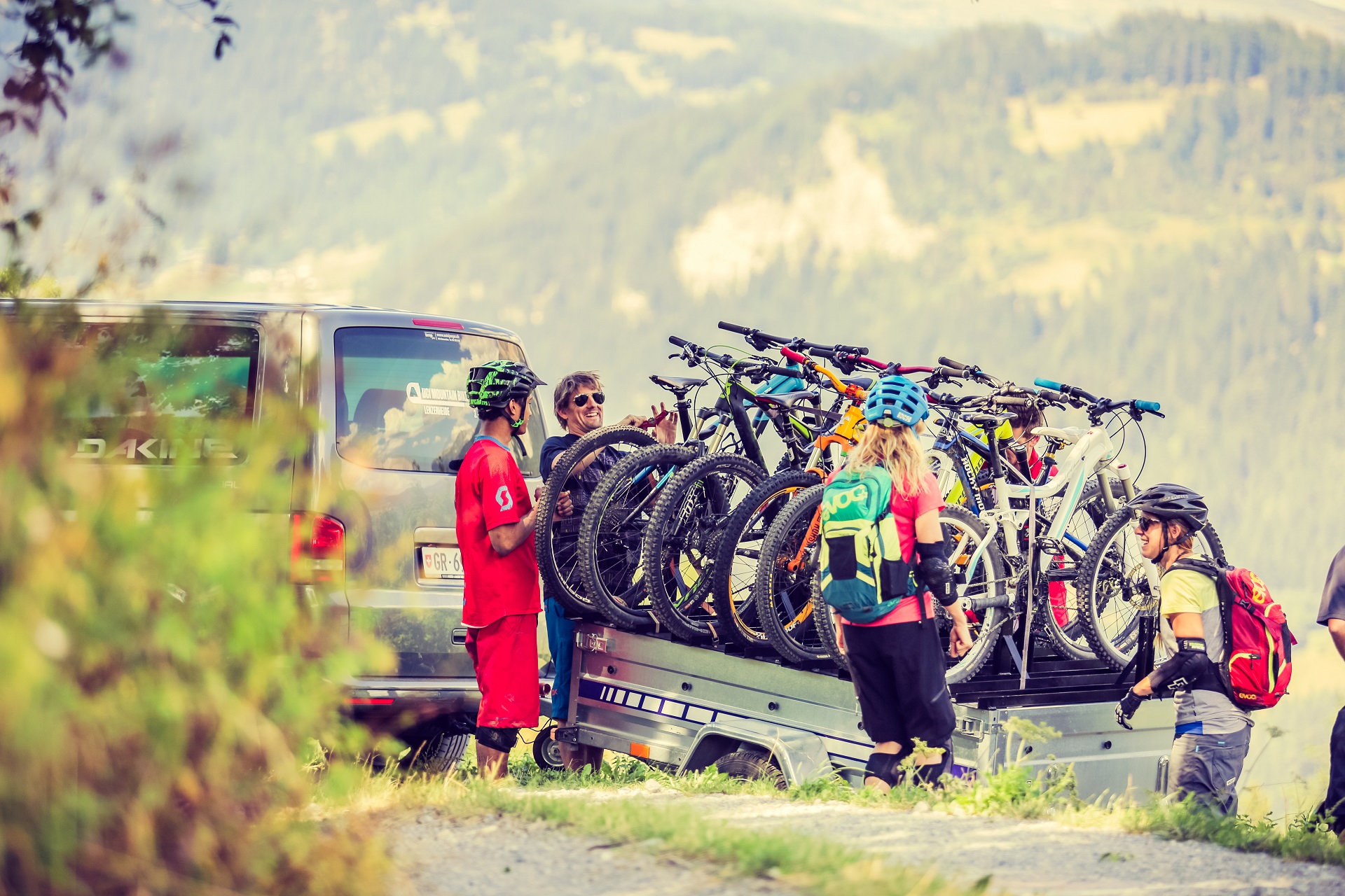 Radfahrer nutzen das Epic Bike Shuttle