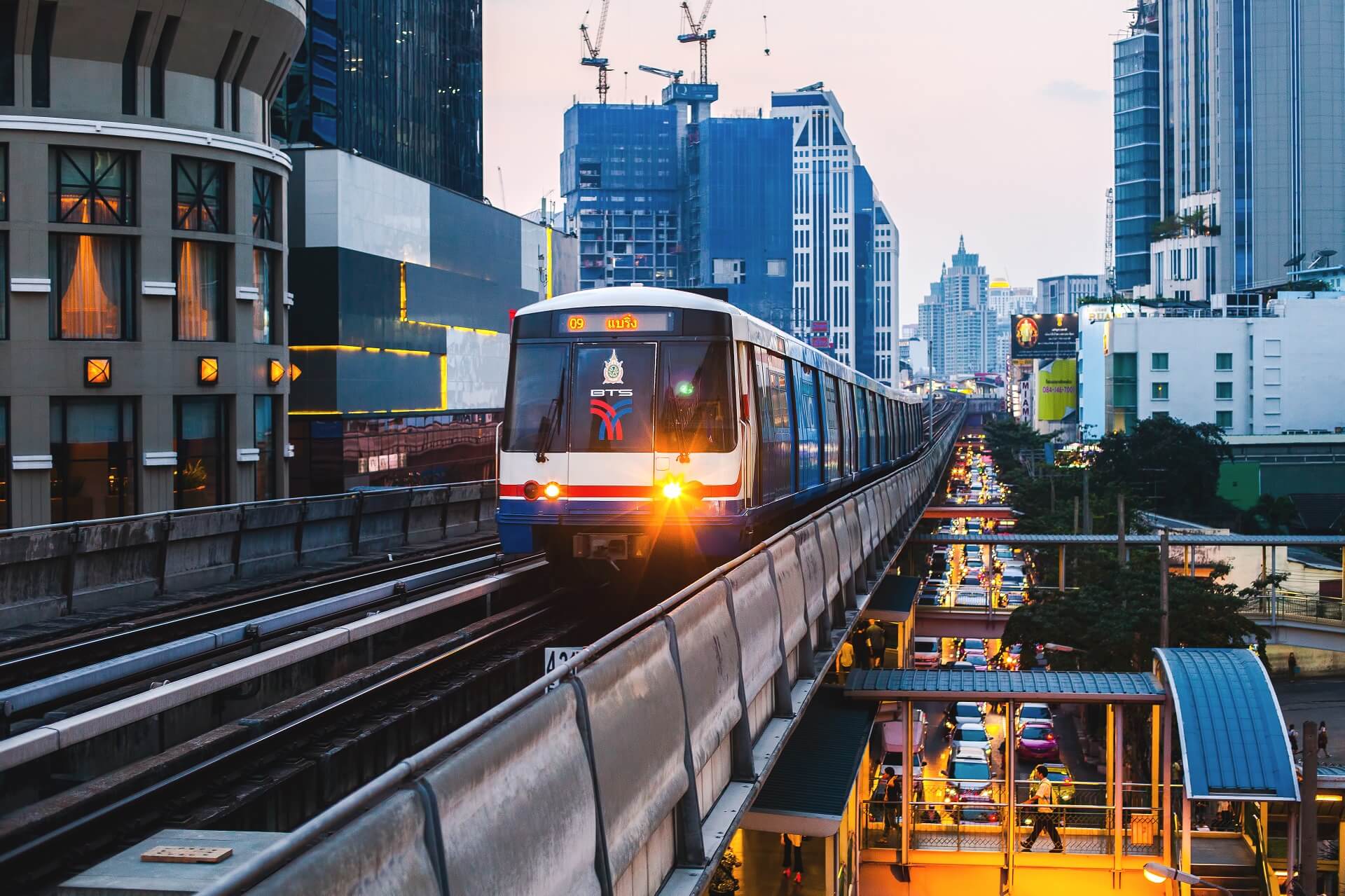 Eine Fahrt mit dem BTS Skytrain dürft ihr nicht verpassen