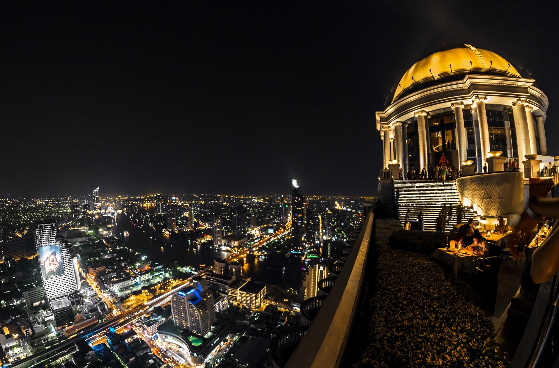 Die Skybar im Lebua bietet euch eine hervorragende Aussicht über Bangkok