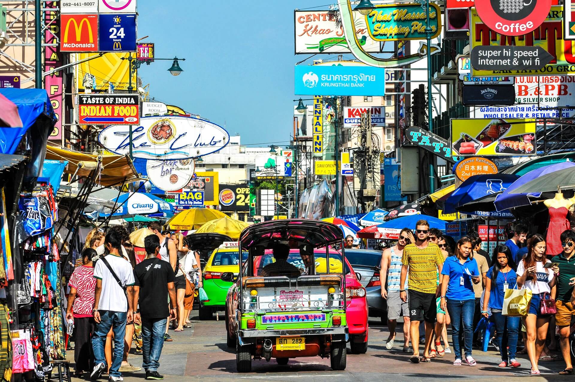 Die Khaosan Road ist besonders bei jungen Menschen und Backpackern beliebt
