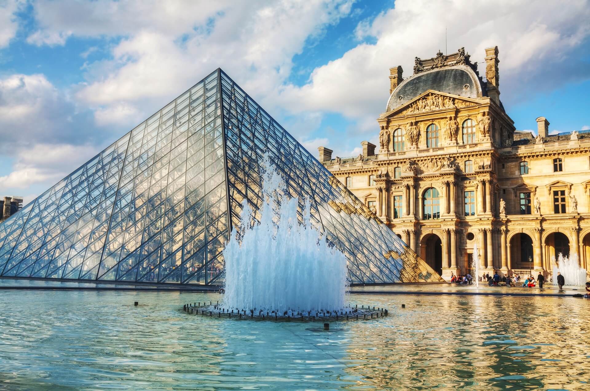 EDITORIAL ONLY AndreyKrav. Die Glaspyramide Des Louvre In Paris IStock 523455871 1 